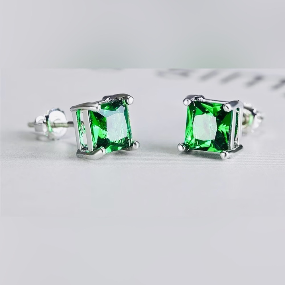 Elegant Green Stud Earrings - Picture 1 of 1